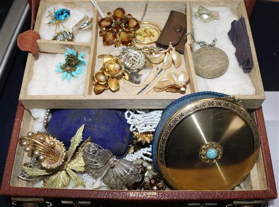 Mixed costume jewellery, compact and miniatures.
